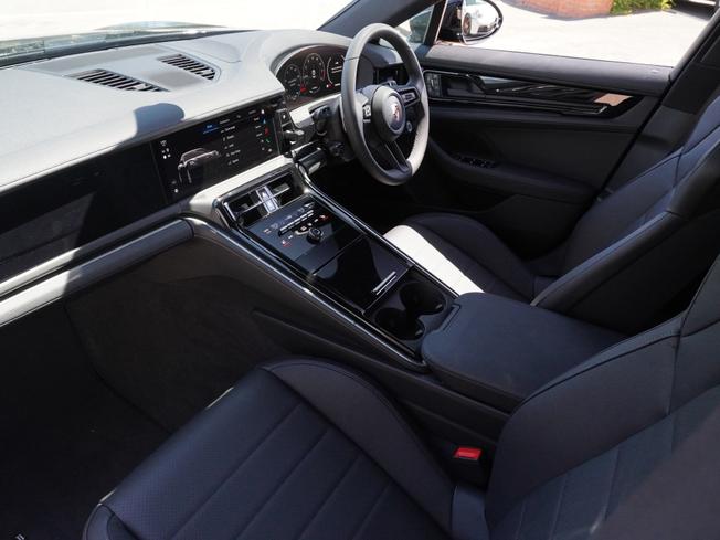 PORSCHE Panamera Photo 3