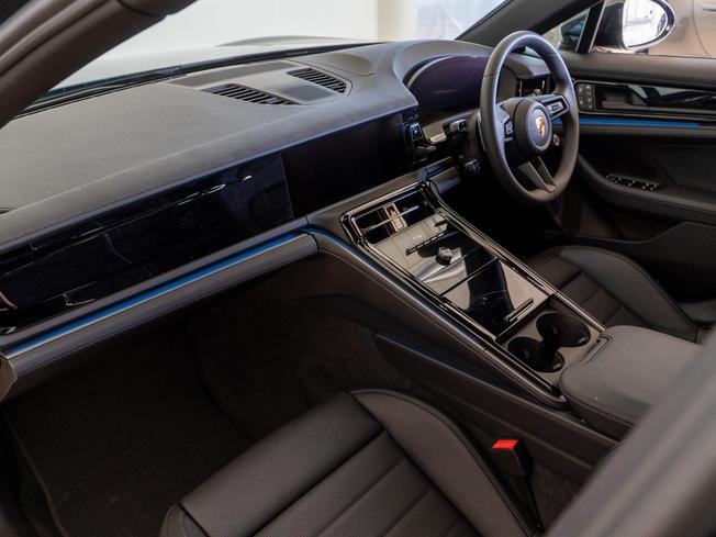 PORSCHE Panamera Photo 3