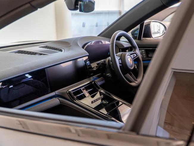 PORSCHE Panamera Photo 8