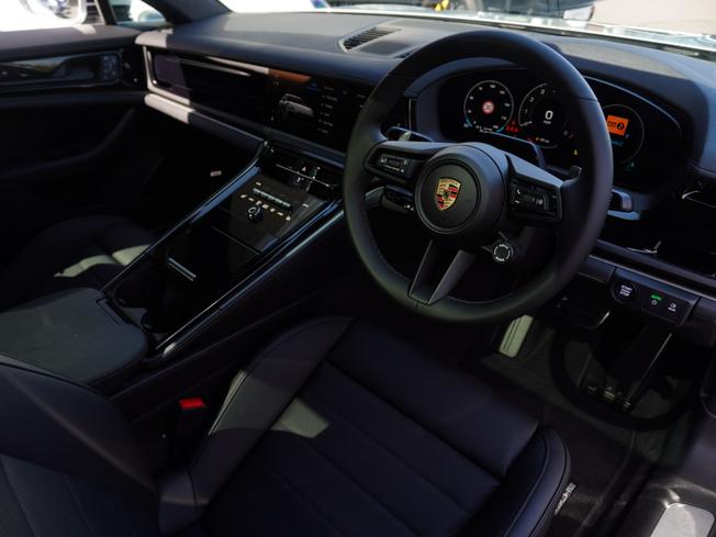 PORSCHE Panamera Photo 3