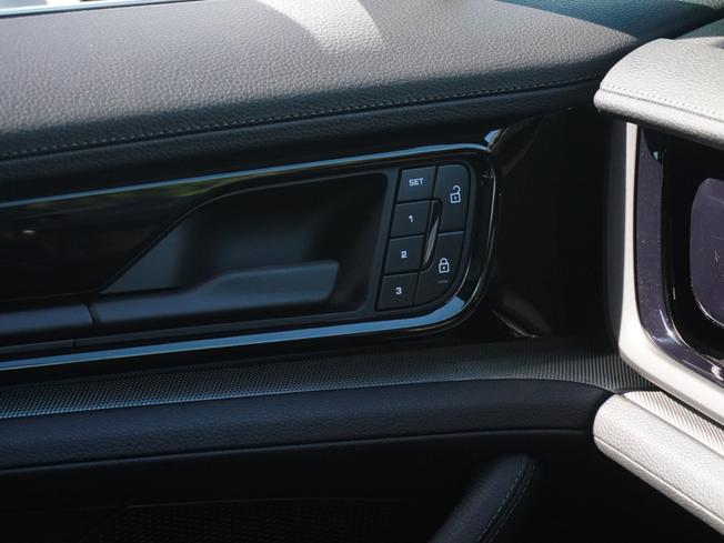 PORSCHE Panamera Photo 35