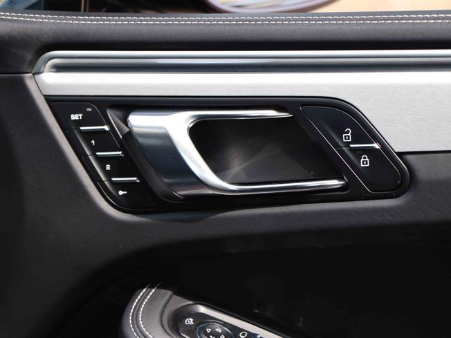 PORSCHE Macan Photo 23