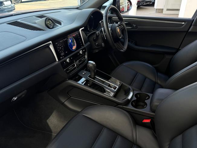 PORSCHE Macan Photo 2