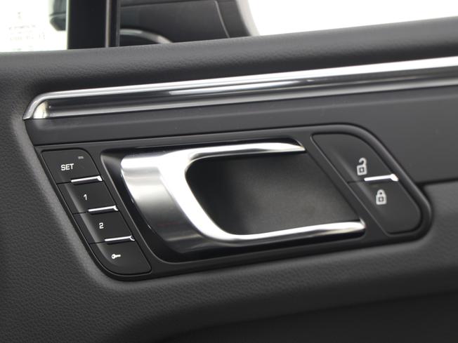 PORSCHE Macan Photo 39