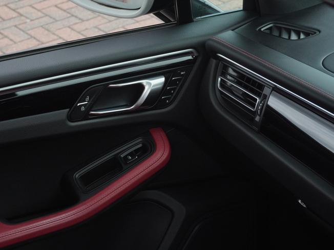 PORSCHE Macan Photo 36