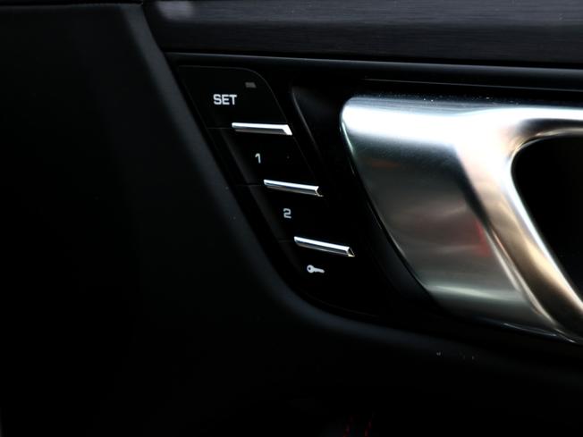 PORSCHE Macan Photo 19