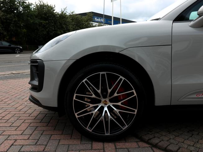 PORSCHE Macan Photo 3