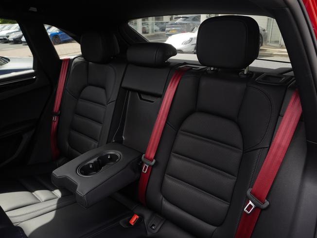 PORSCHE Macan Photo 16