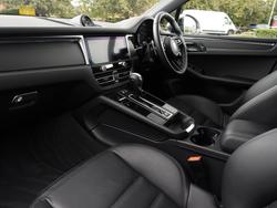 PORSCHE Macan Photo 3