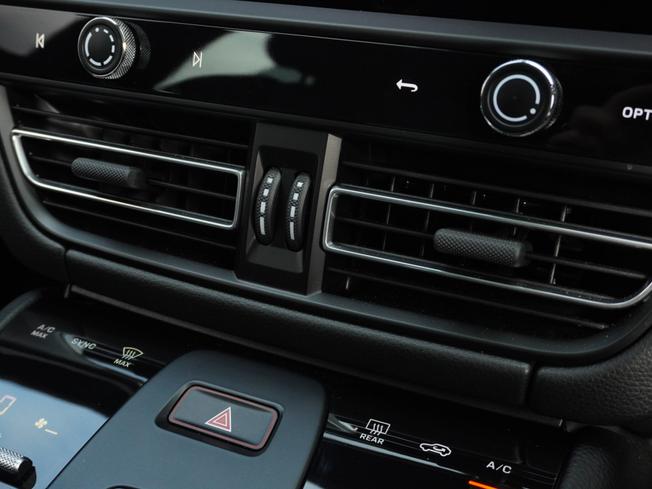 PORSCHE Macan Photo 23