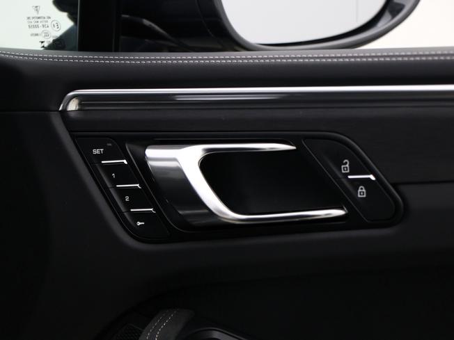 PORSCHE Macan Photo 36