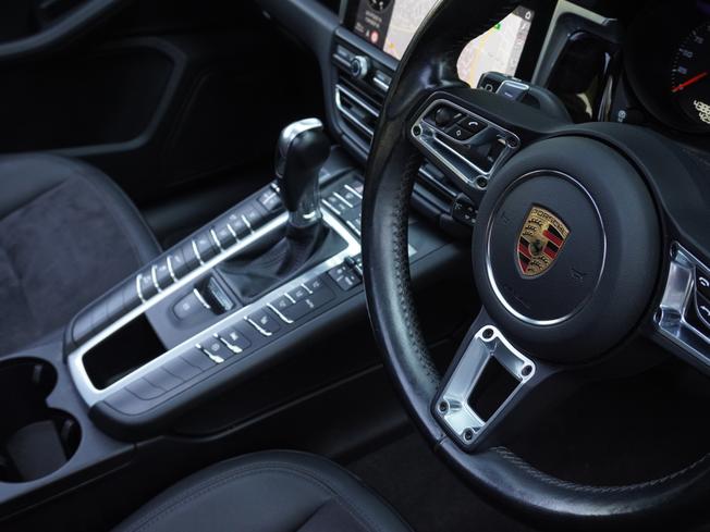 PORSCHE Macan Photo 9