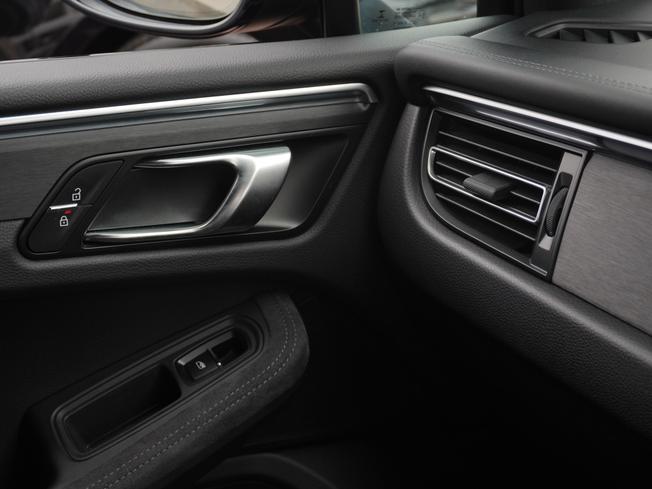 PORSCHE Macan Photo 42