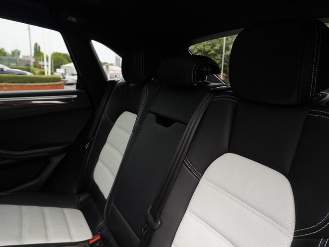 PORSCHE Macan Photo 11