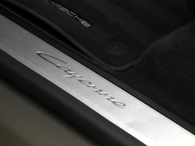PORSCHE Cayenne Electric Photo 21