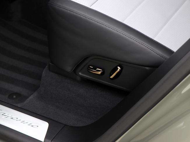 PORSCHE Cayenne Electric Photo 24