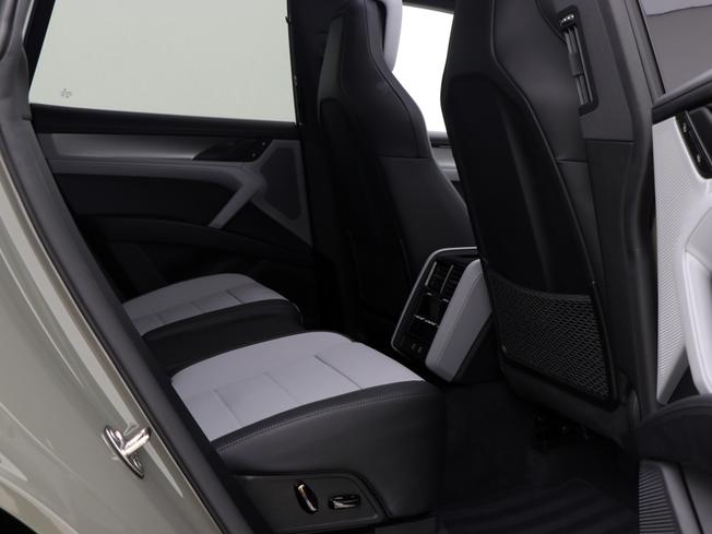 PORSCHE Cayenne Electric Photo 26