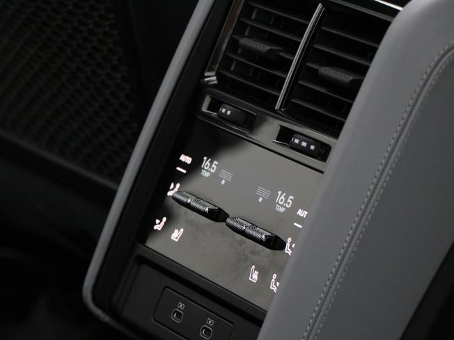PORSCHE Cayenne Electric Photo 28