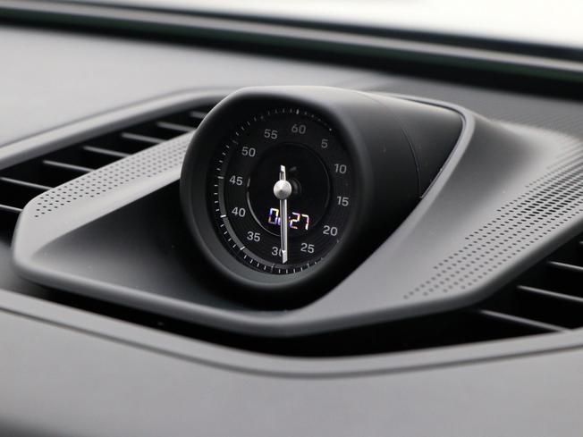 PORSCHE Cayenne Electric Photo 35
