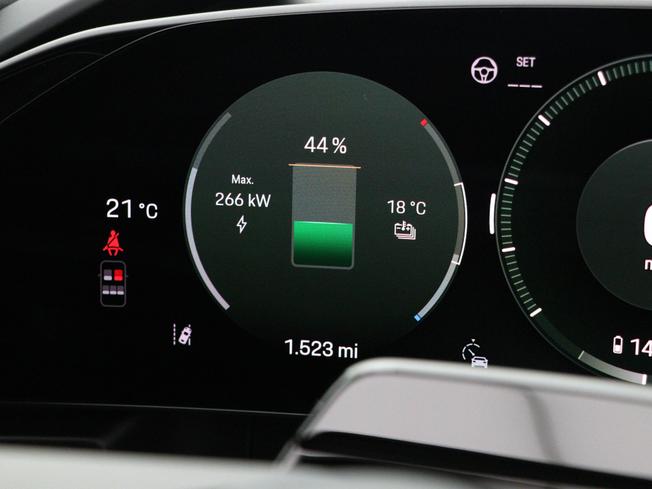 PORSCHE Cayenne Electric Photo 40