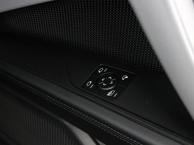 PORSCHE Cayenne Electric Photo 49