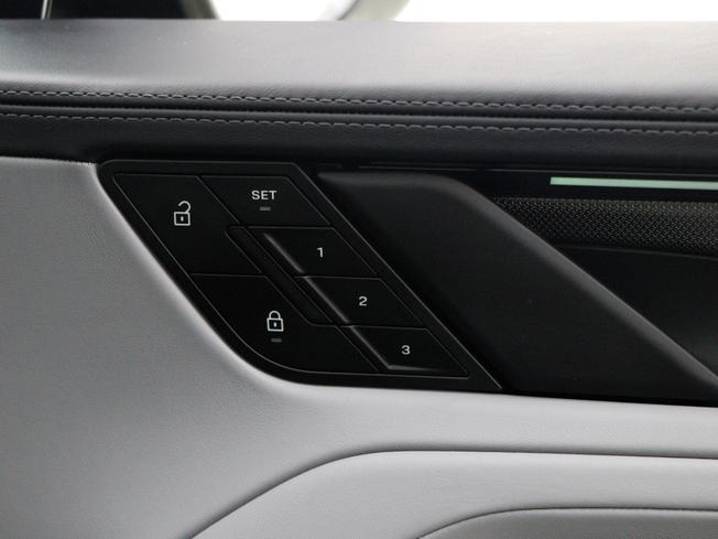 PORSCHE Cayenne Electric Photo 50