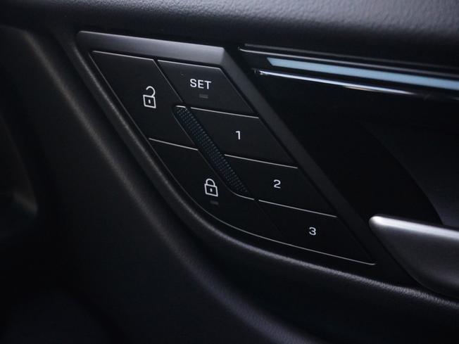 PORSCHE Macan Photo 25