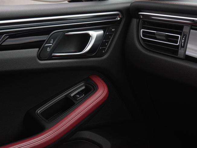 PORSCHE Macan Photo 39