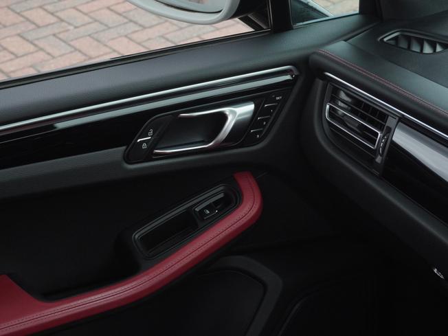 PORSCHE Macan Photo 40