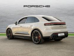 PORSCHE Macan Photo 2