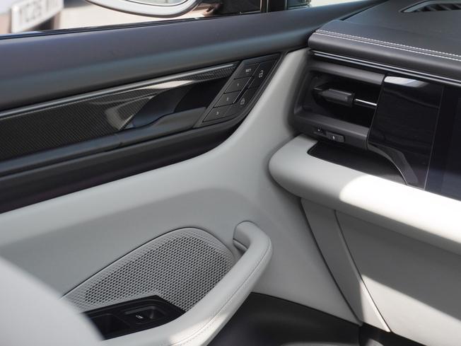 PORSCHE Macan Photo 46