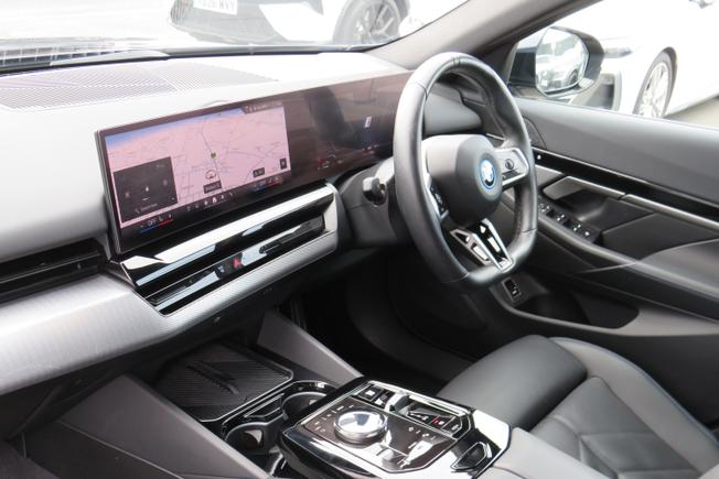 BMW 5 Series Photo 16