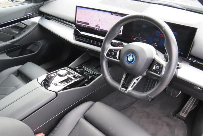 BMW 5 Series Photo 26