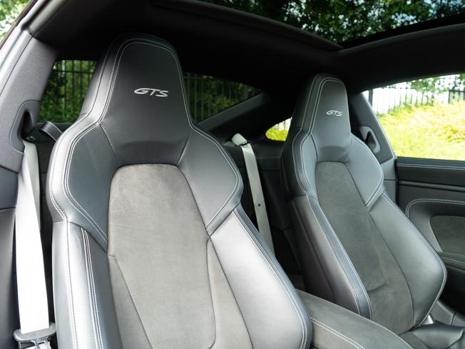 PORSCHE 911 Photo 10