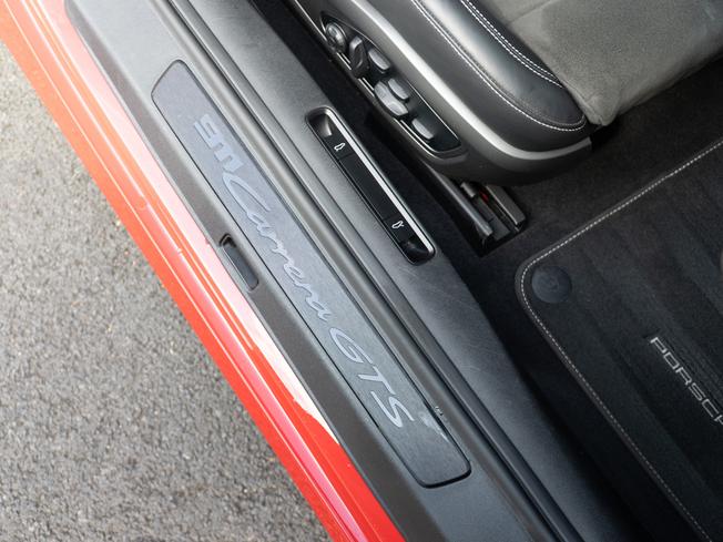 PORSCHE 911 Photo 21