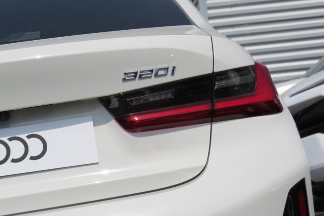 BMW 3 Series Photo 13