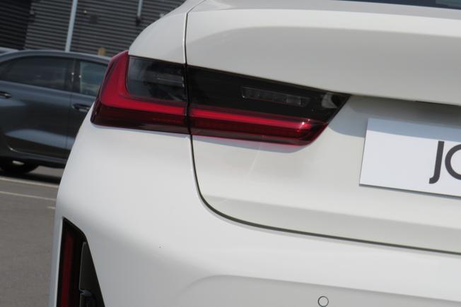 BMW 3 Series Photo 14