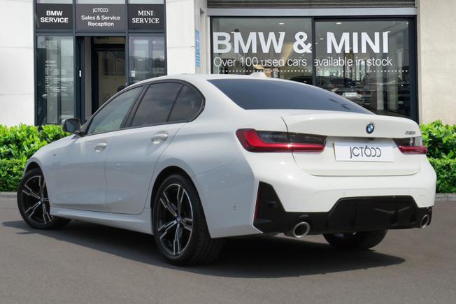 BMW 3 Series Photo 2
