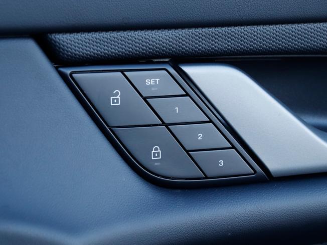 PORSCHE Taycan Photo 23