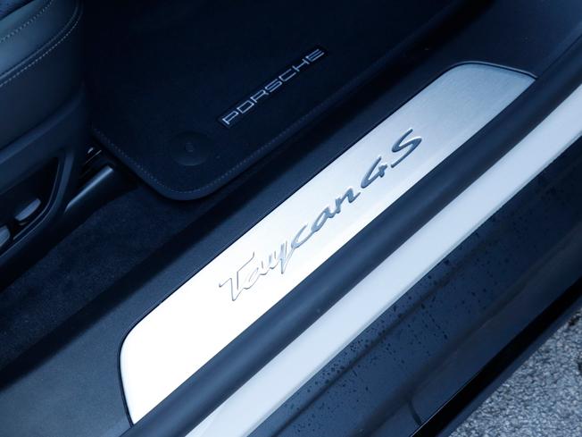 PORSCHE Taycan Photo 24
