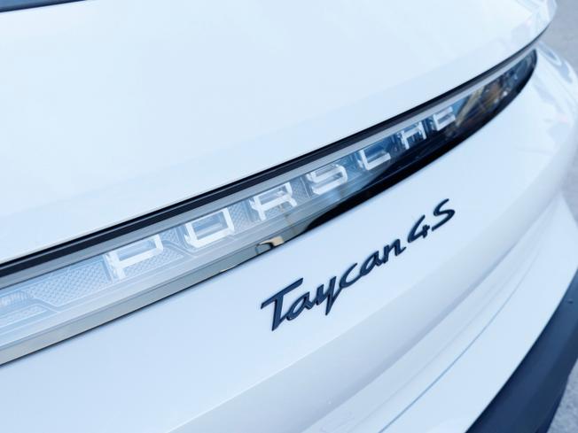 PORSCHE Taycan Photo 26