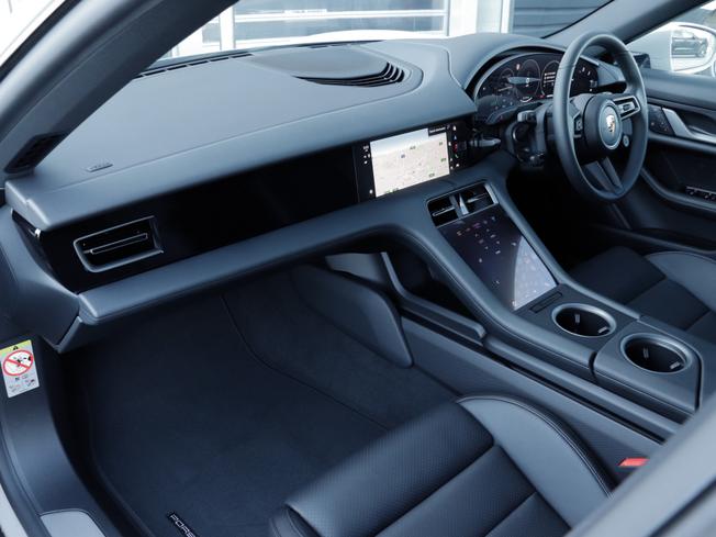 PORSCHE Taycan Photo 3