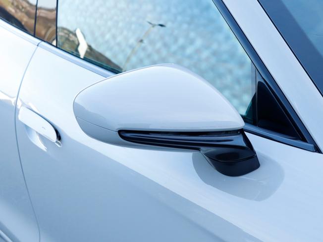 PORSCHE Taycan Photo 31