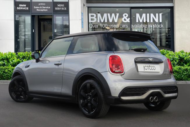 MINI Hatchback Photo 2