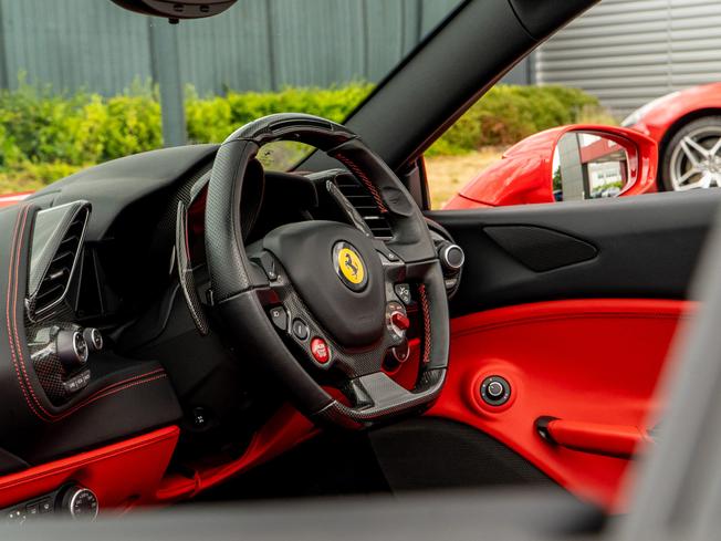 FERRARI 488 Spider Photo 25