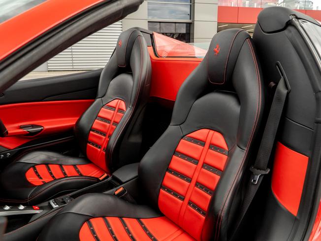 FERRARI 488 Spider Photo 27