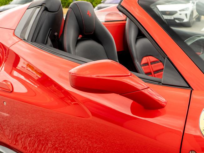 FERRARI 488 Spider Photo 28