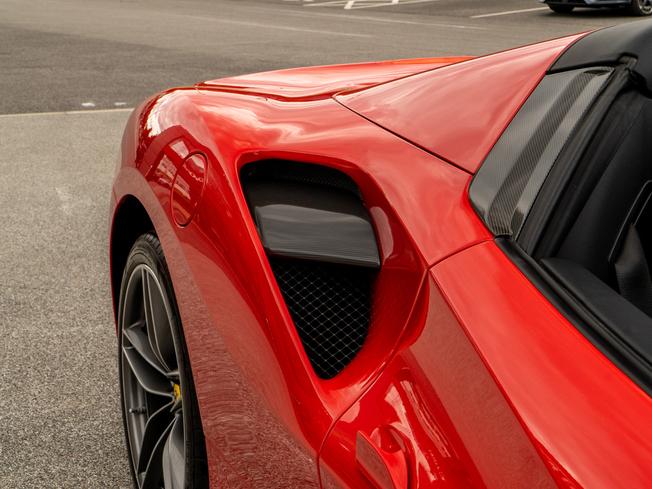 FERRARI 488 Spider Photo 31