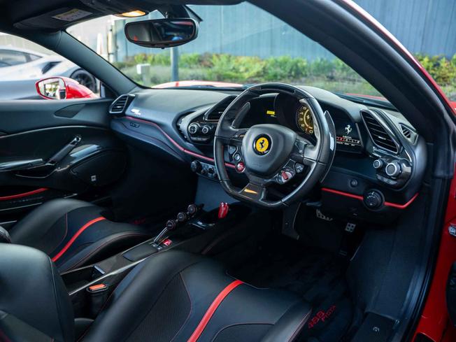 FERRARI 488 Photo 16
