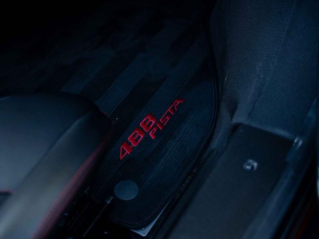 FERRARI 488 Photo 18